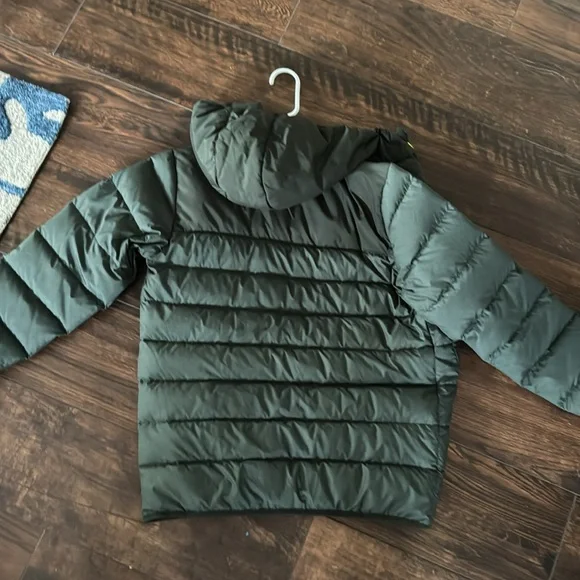 Under Armour boys youth extra large puffer coat. Like new. Hardly worn. - Picture 4 of 5